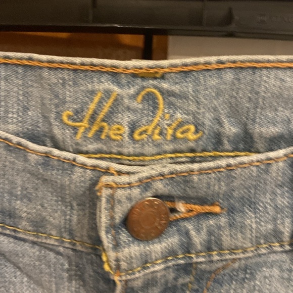 EUC! Women’s size 2 long, Old Navy The Diva Jeans! - Picture 2 of 6